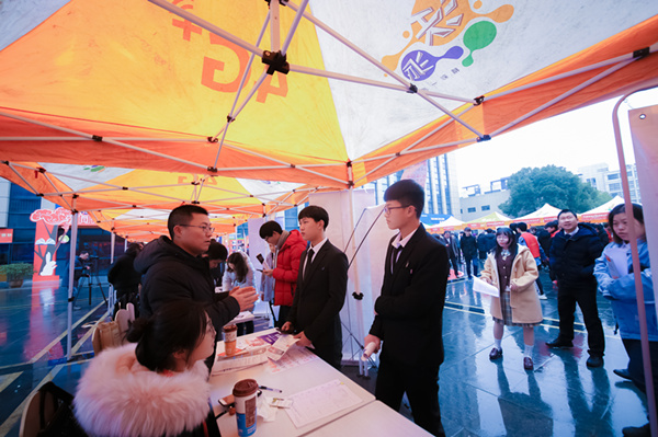 南京新华大型人才交流会现场 南京新华大型人才交流会现场