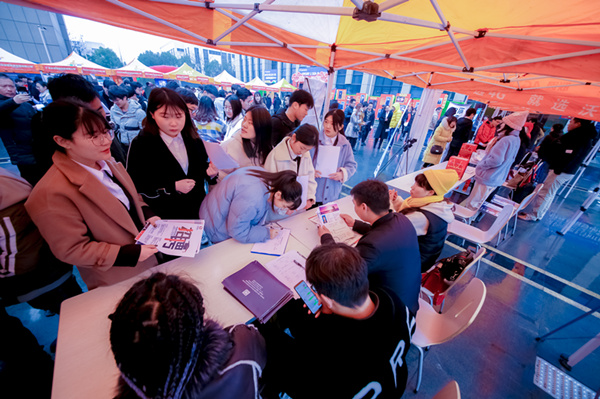 南京新华大型人才交流会现场 南京新华大型人才交流会现场