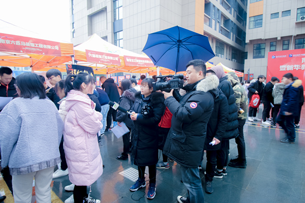 南京新华大型人才交流会现场 南京新华大型人才交流会现场