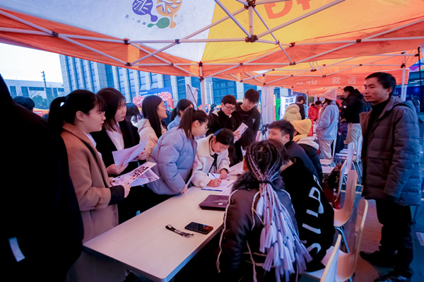 南京新华大型人才交流会现场 南京新华大型人才交流会现场