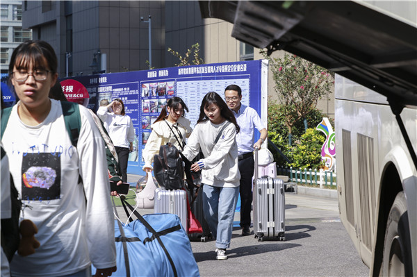 热烈欢送南京新华学子赴“绿灯侠”电子商务有限公司岗前实训 热烈欢送南京新华学子赴“绿灯侠”电子商务有限公司岗前实训
