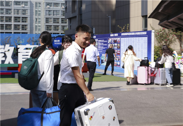 热烈欢送南京新华学子赴“绿灯侠”电子商务有限公司岗前实训 热烈欢送南京新华学子赴“绿灯侠”电子商务有限公司岗前实训