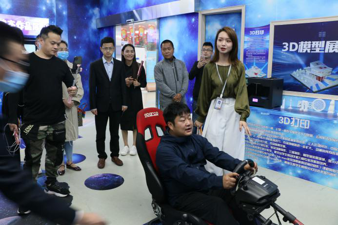 抖音达人石榴哥化身嗨学体验官,空降新华引爆直播间 抖音达人石榴哥化身嗨学体验官,空降新华引爆直播间