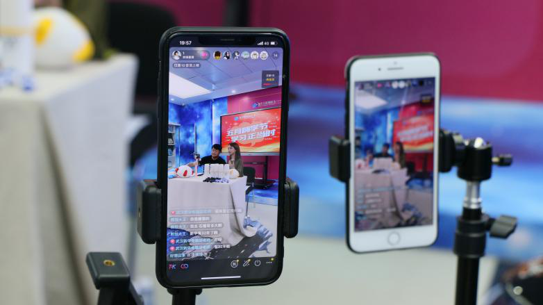 抖音达人石榴哥化身嗨学体验官,空降新华引爆直播间 抖音达人石榴哥化身嗨学体验官,空降新华引爆直播间