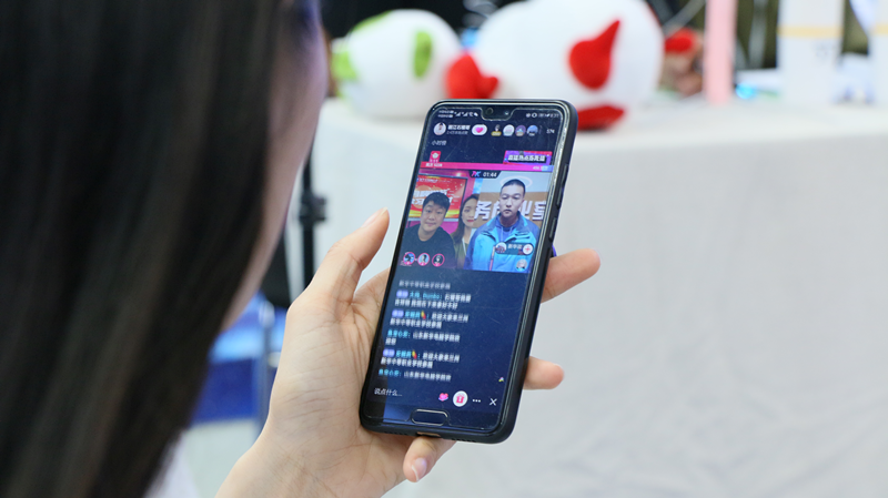 抖音达人石榴哥化身嗨学体验官,空降新华引爆直播间 抖音达人石榴哥化身嗨学体验官,空降新华引爆直播间