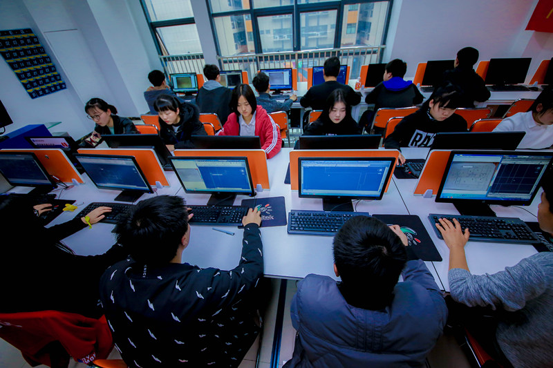 产教融合育人才,新华互联网科技致力于校企共建打造产教融合优质实训平台! 产教融合育人才,新华互联网科技致力于校企共建打造产教融合优质实训平台!