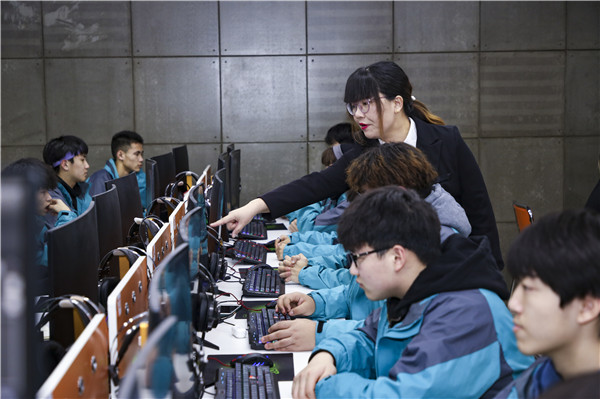 新华互联网科技以产促教,培养新领人才 新华互联网科技以产促教,培养新领人才