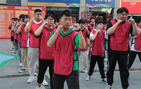 南京新华电脑专修学校2024级春季学生职业素质拓展训练顺利举行 南京新华电脑专修学校2024级春季学生职业素质拓展训练顺利举行