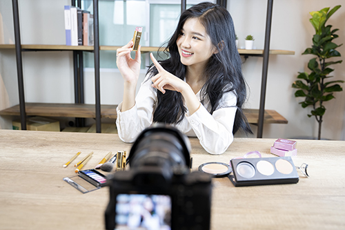 1760057597303201.jpg 花瓣素材_图像,青年人,显示器,女性,电视摄像机,亚洲,商务,博客,一个人,泰国_1646036.jpg