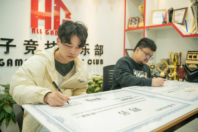 实力见证!又一新华电脑教育学子签约AG俱乐部!