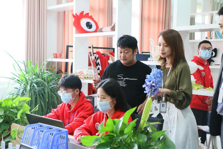 硬核!抖音达人石榴哥走进新华互联网科技