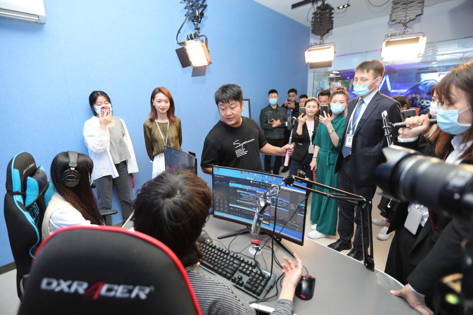 抖音达人石榴哥化身嗨学体验官,空降新华引爆直播间