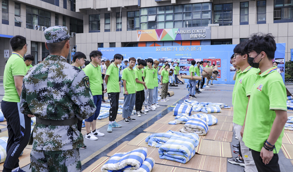 新生第一课,素质拓展打响校园生活第一枪!